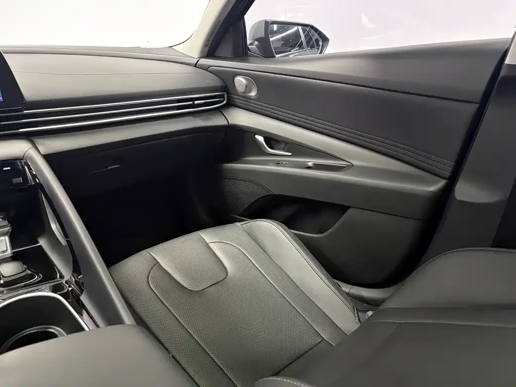 Hyundai Elantra — фото 9