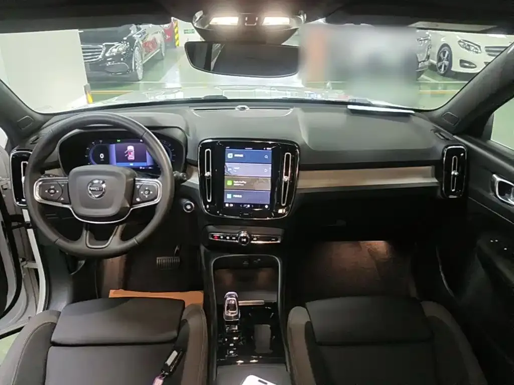 Volvo XC40 — фото 10