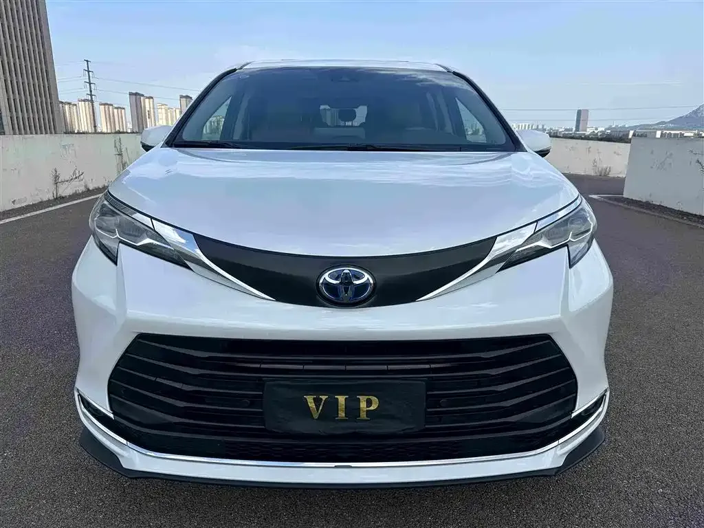 Toyota Sienna — фото 1