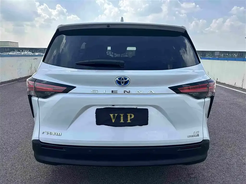 Toyota Sienna — фото 3