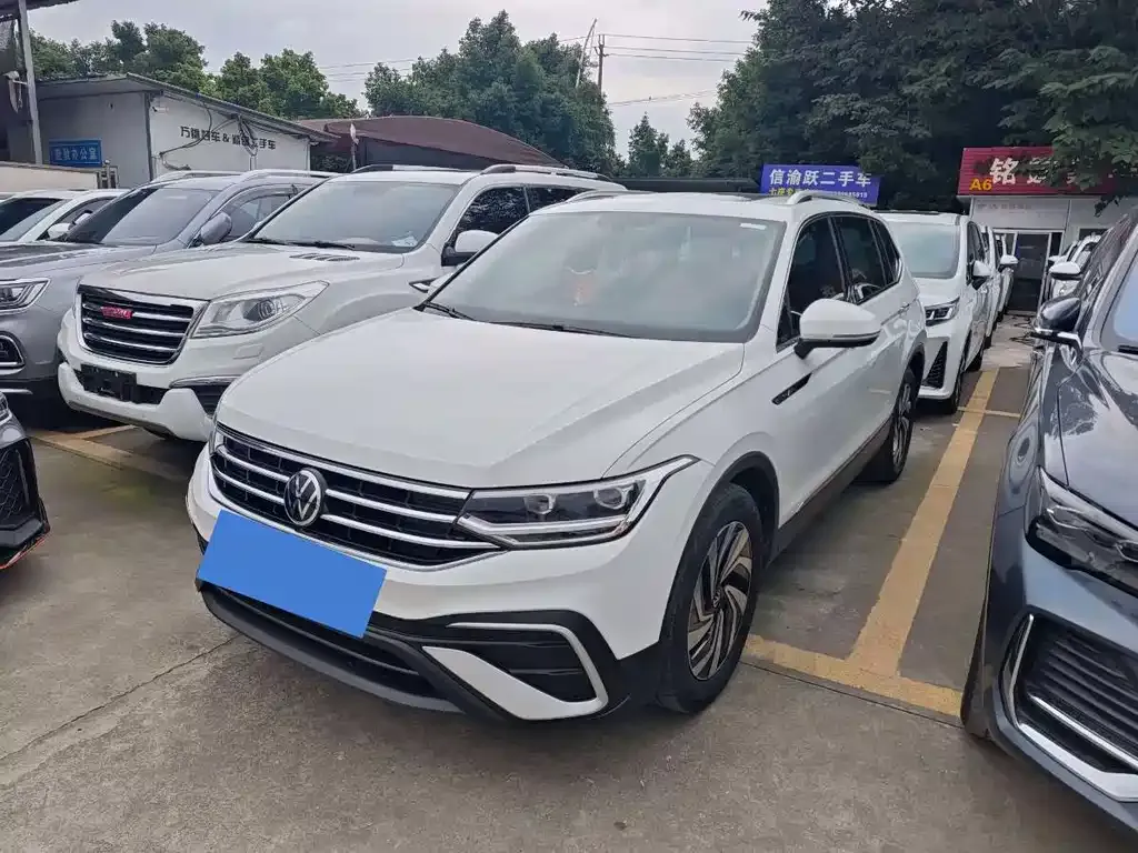 Volkswagen Tiguan L — фото 1