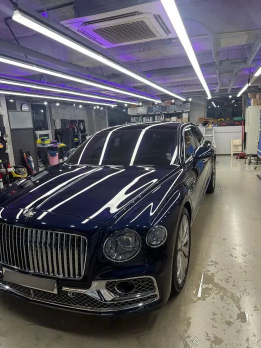 Bentley Flying Spur — фото 1