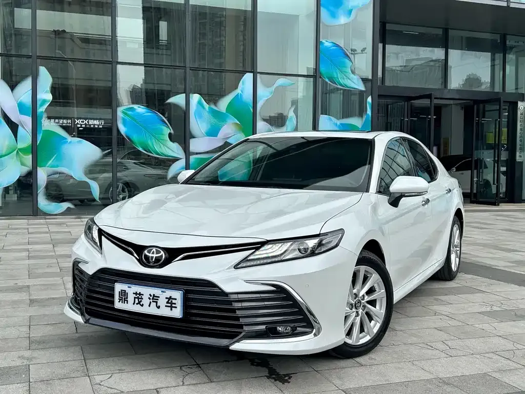 Toyota Camry — фото 1