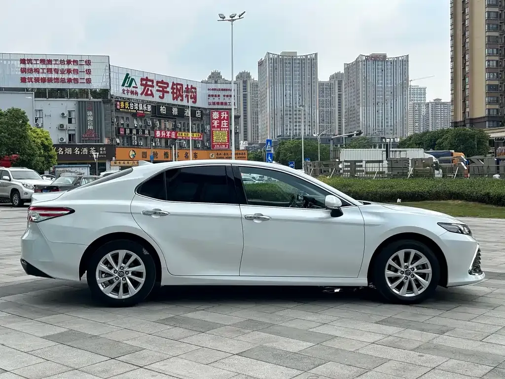 Toyota Camry — фото 5