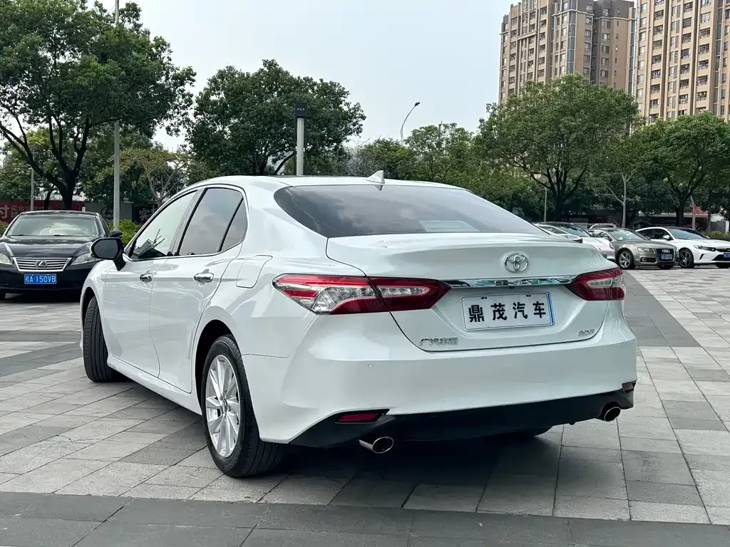 Toyota Camry — фото 3
