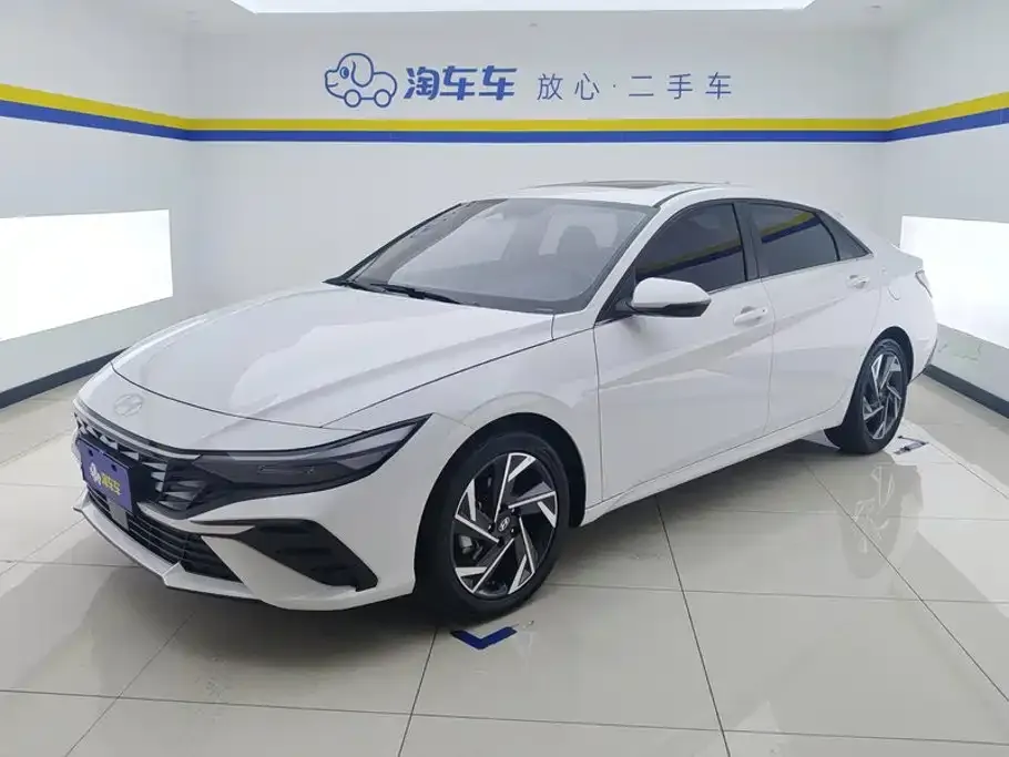 Hyundai Elantra — фото 1