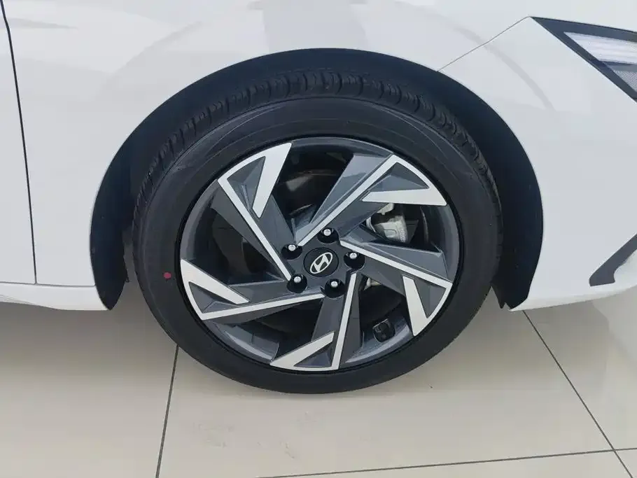 Hyundai Elantra — фото 4
