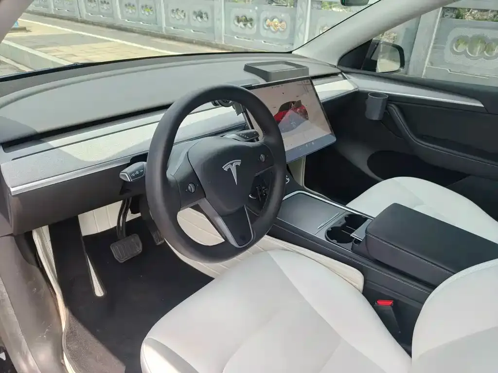 Tesla Model Y — фото 7