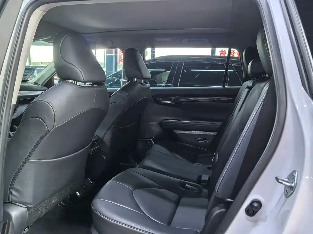 Toyota Highlander — фото 10