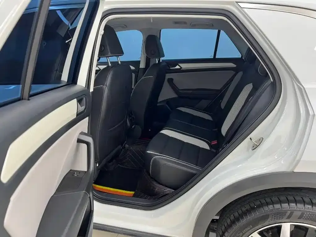 Volkswagen T-Roc — фото 6