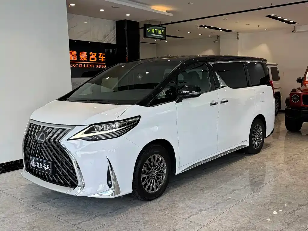 Lexus LM — фото 1