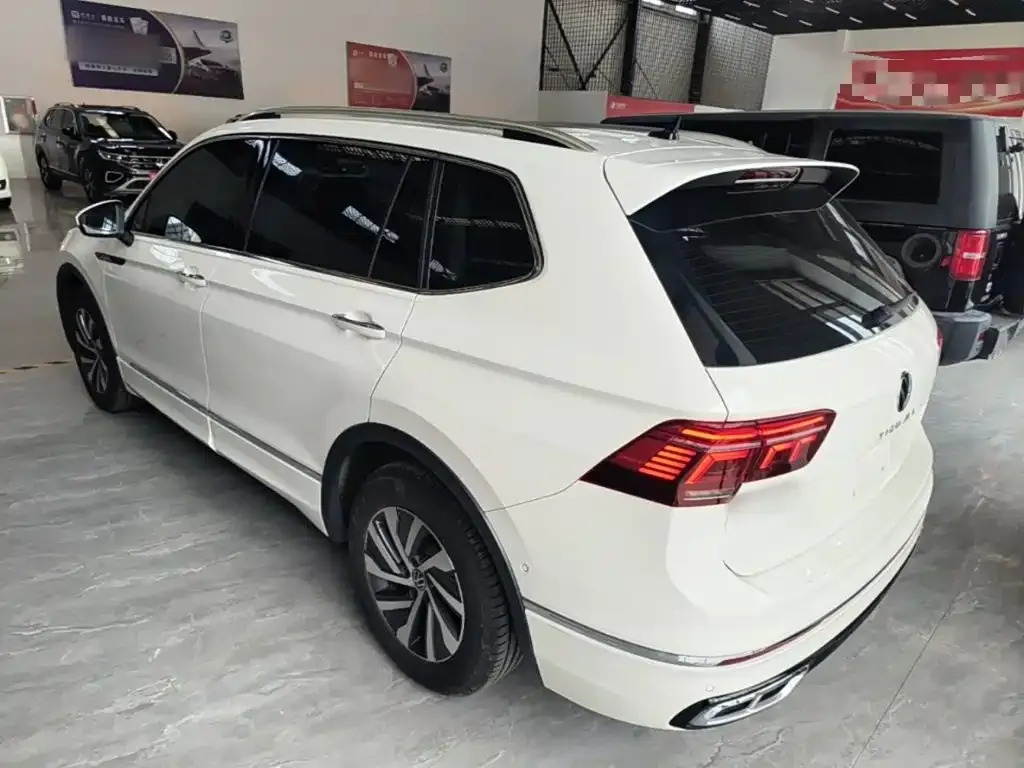 Volkswagen Tiguan L PHEV — фото 10
