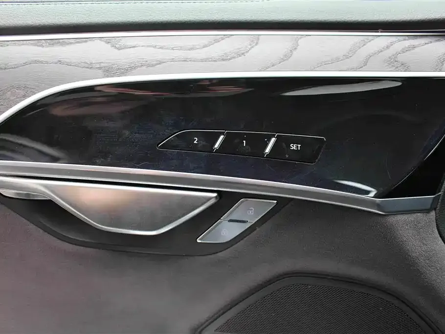 Audi A8 — фото 4