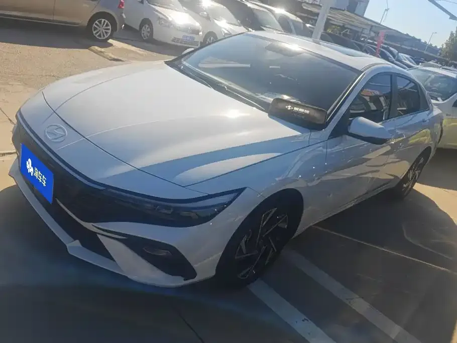 Hyundai Elantra — фото 1