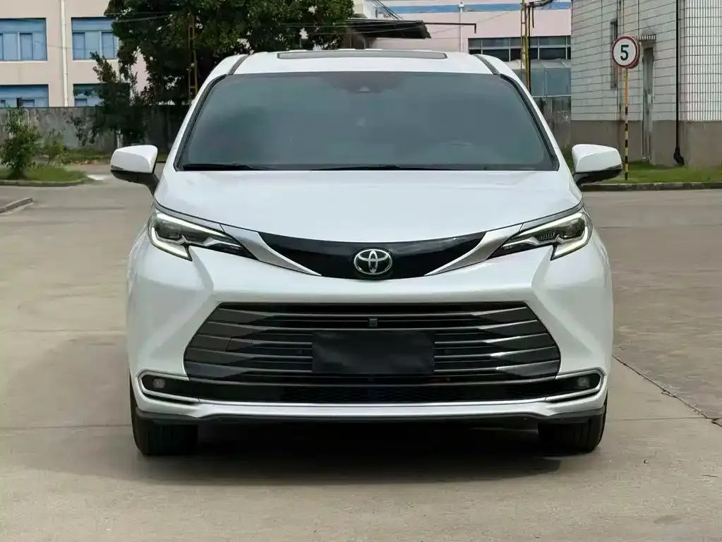 Toyota Sienna — фото 1