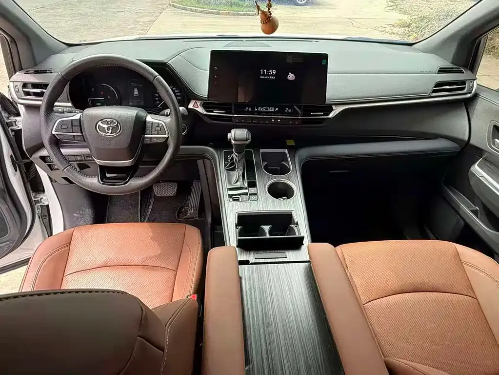 Toyota Sienna — фото 3