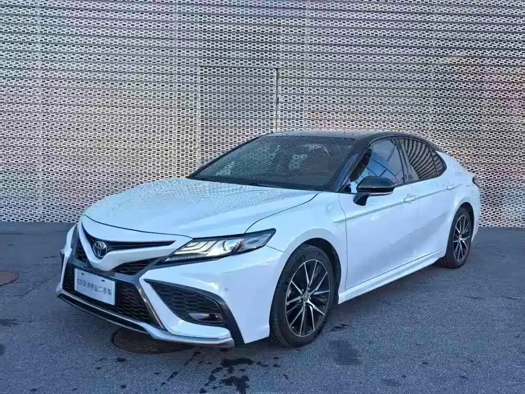 Toyota Camry — фото 1
