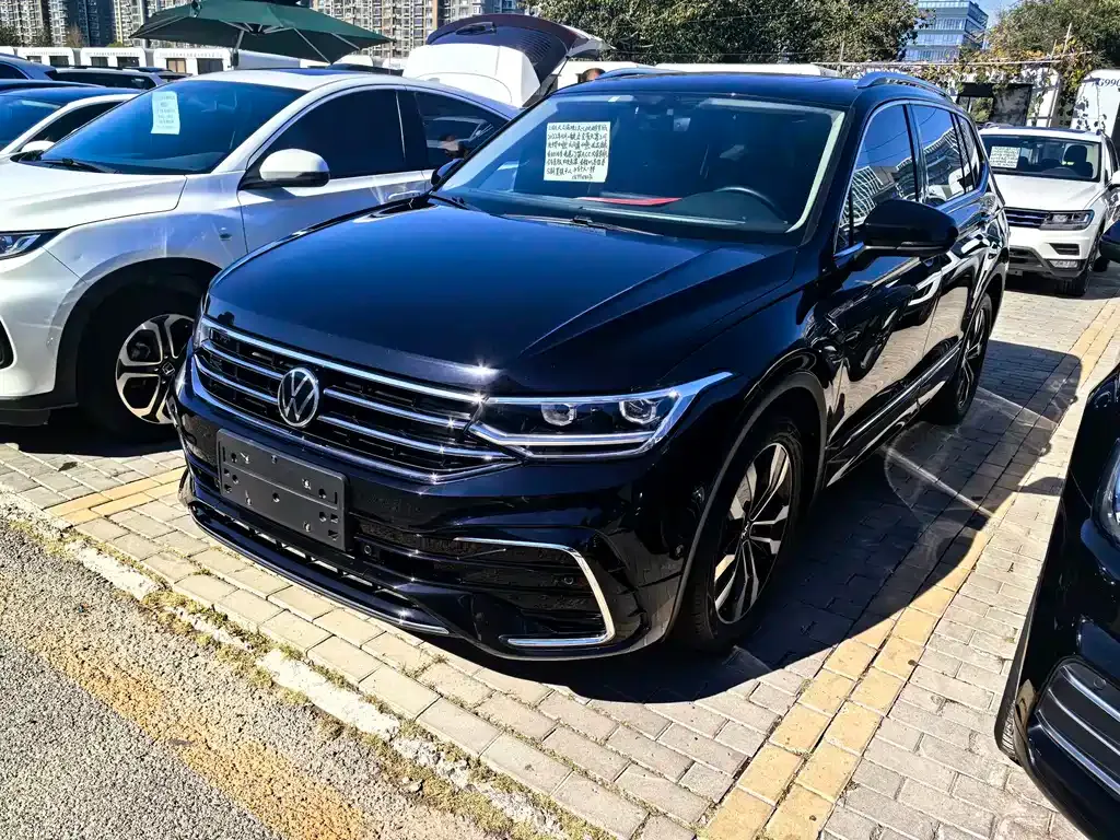Volkswagen Tiguan L — фото 1