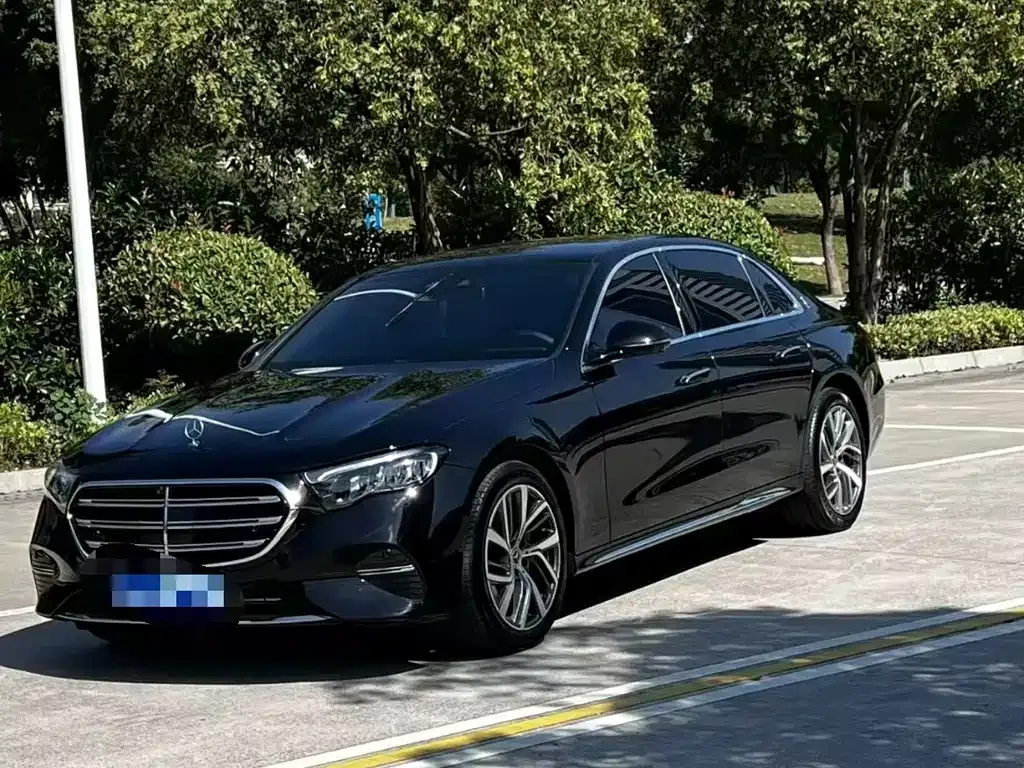 Mercedes-Benz E-Class — фото 1