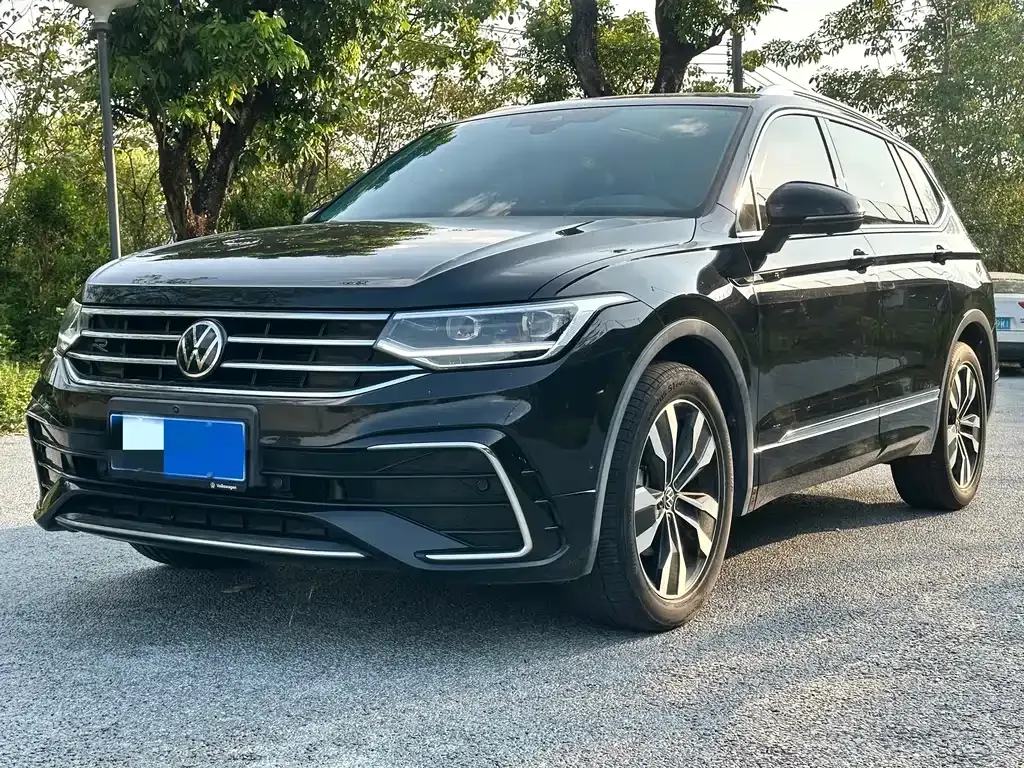Volkswagen Tiguan L — фото 1