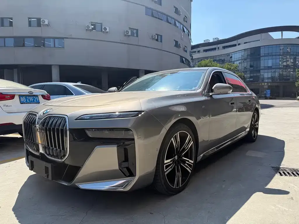 BMW 7 Series — фото 1