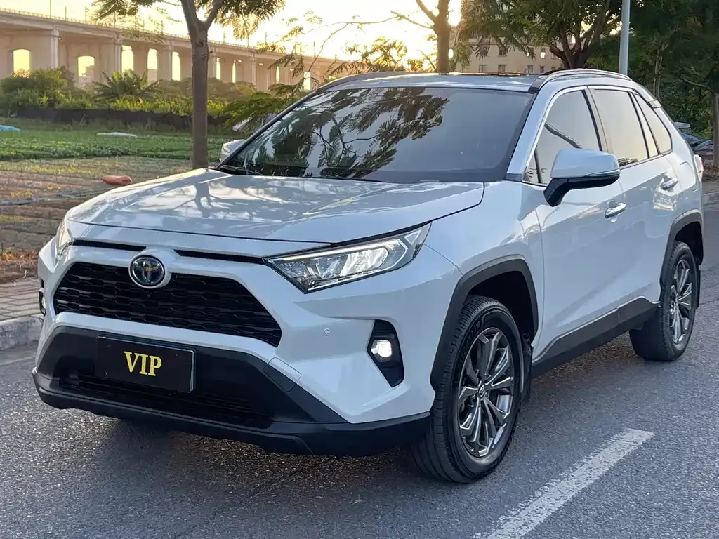 Toyota RAV4 — фото 1