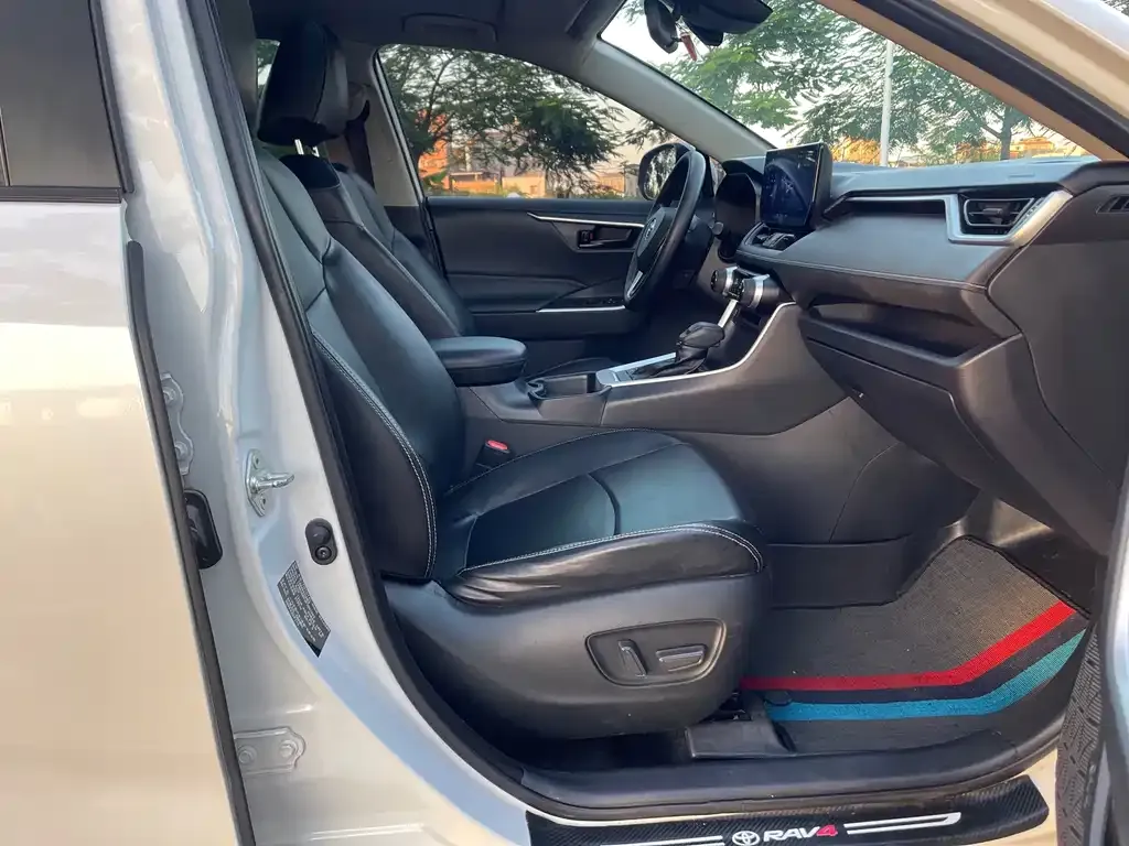 Toyota RAV4 — фото 8