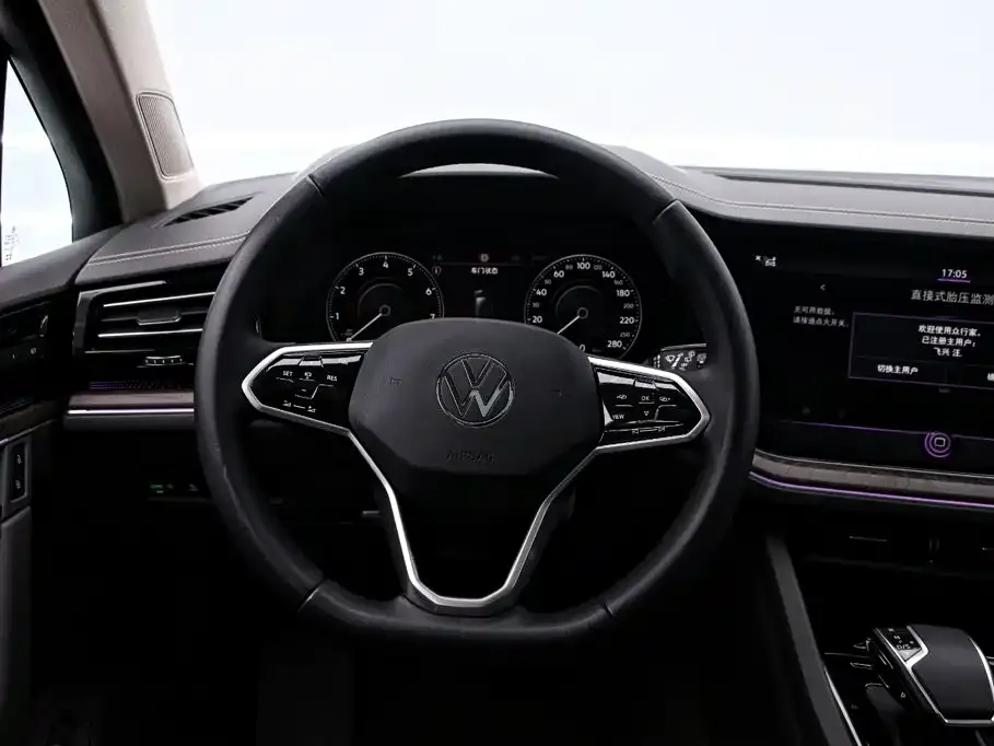 Volkswagen Touareg — фото 9