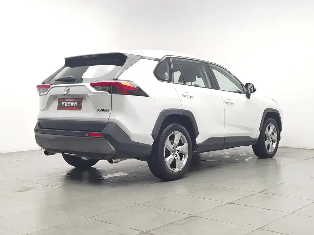Toyota RAV4 — фото 7