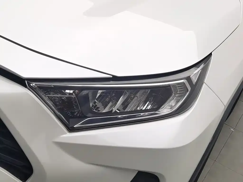 Toyota RAV4 — фото 10
