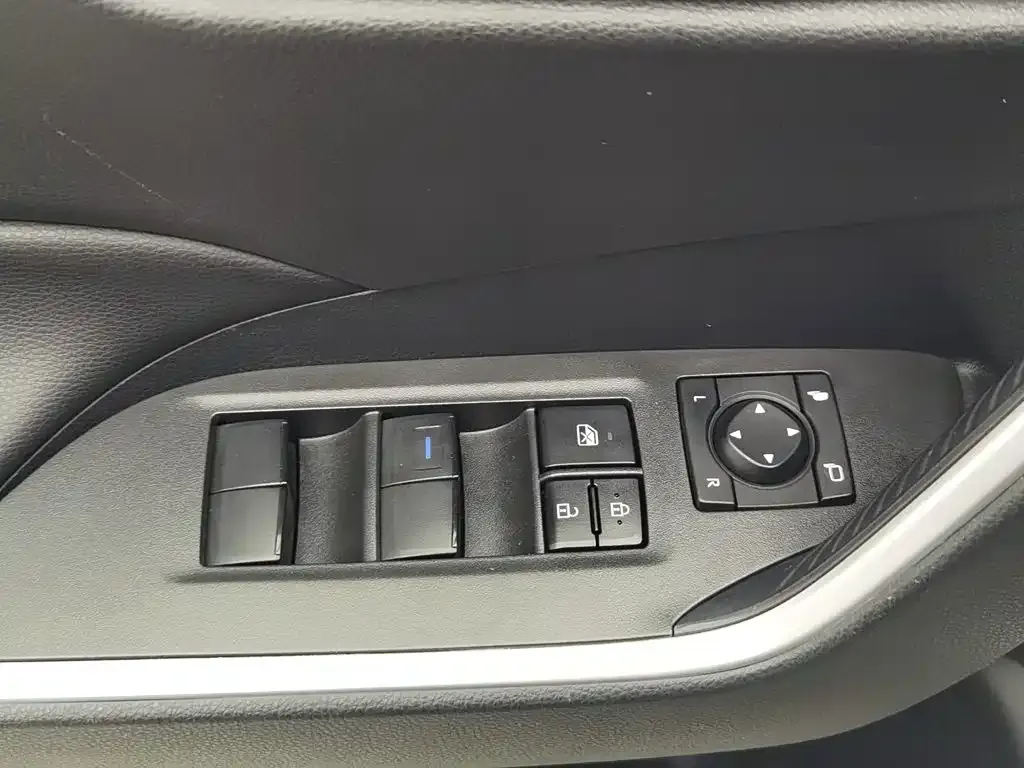 Toyota RAV4 — фото 3