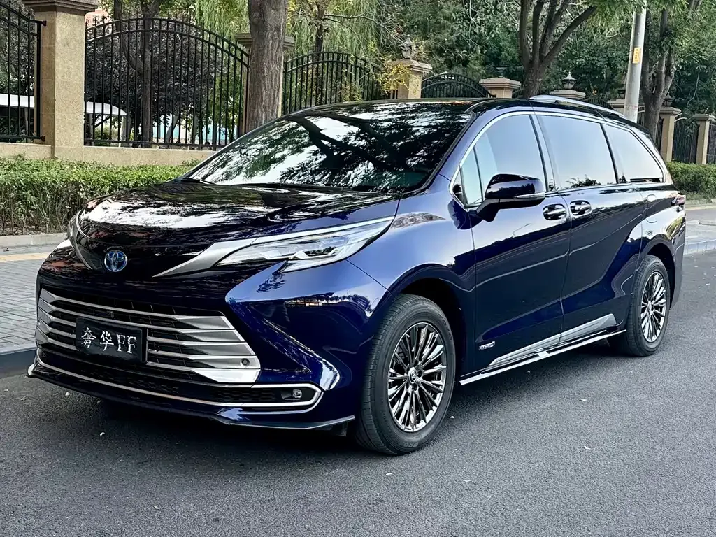 Toyota Sienna — фото 1