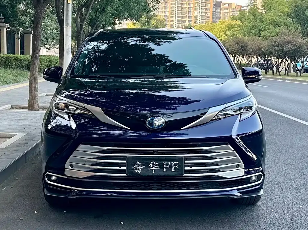 Toyota Sienna — фото 3