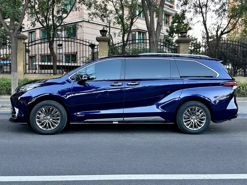 Toyota Sienna — фото 9