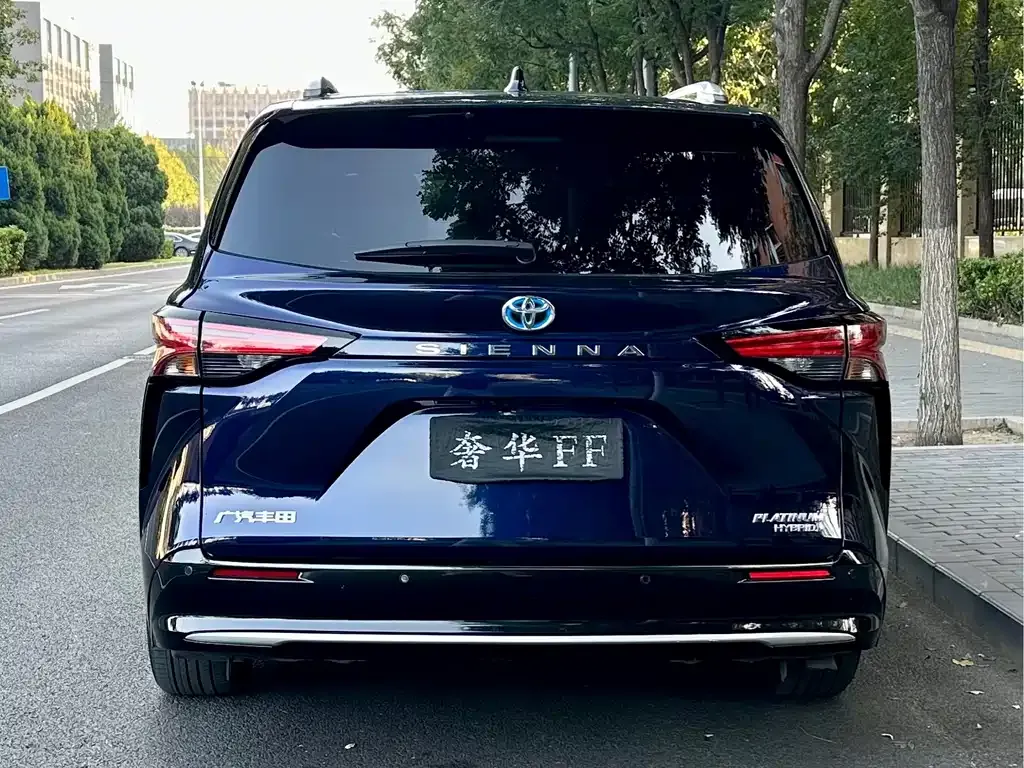 Toyota Sienna — фото 2