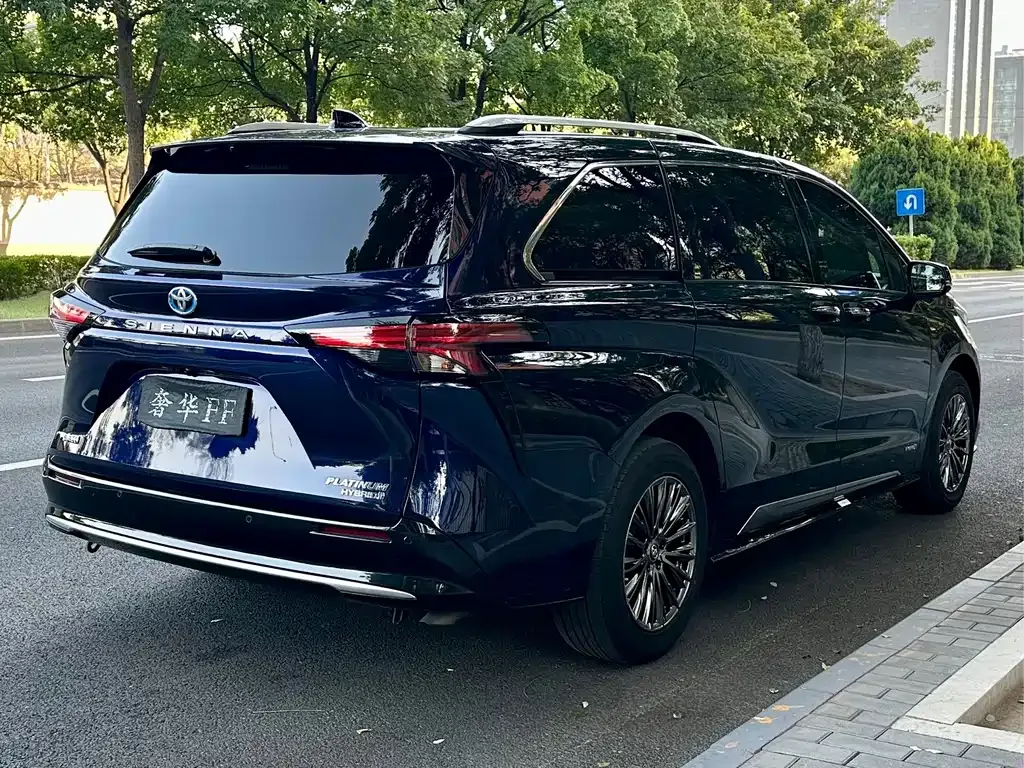 Toyota Sienna — фото 5