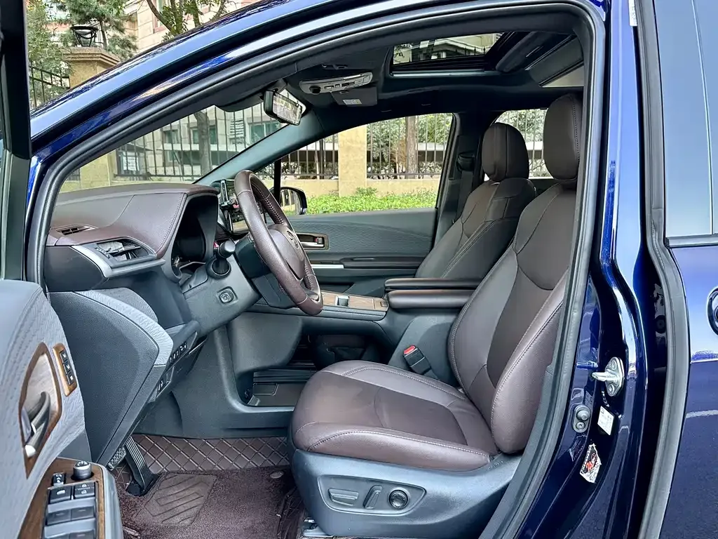 Toyota Sienna — фото 10