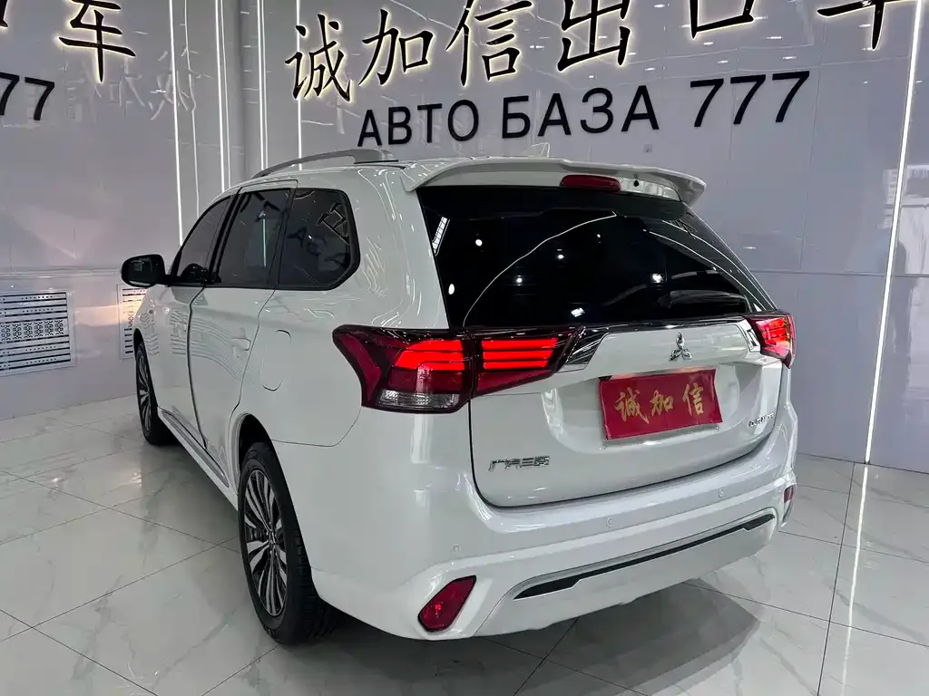 Mitsubishi Outlander — фото 10