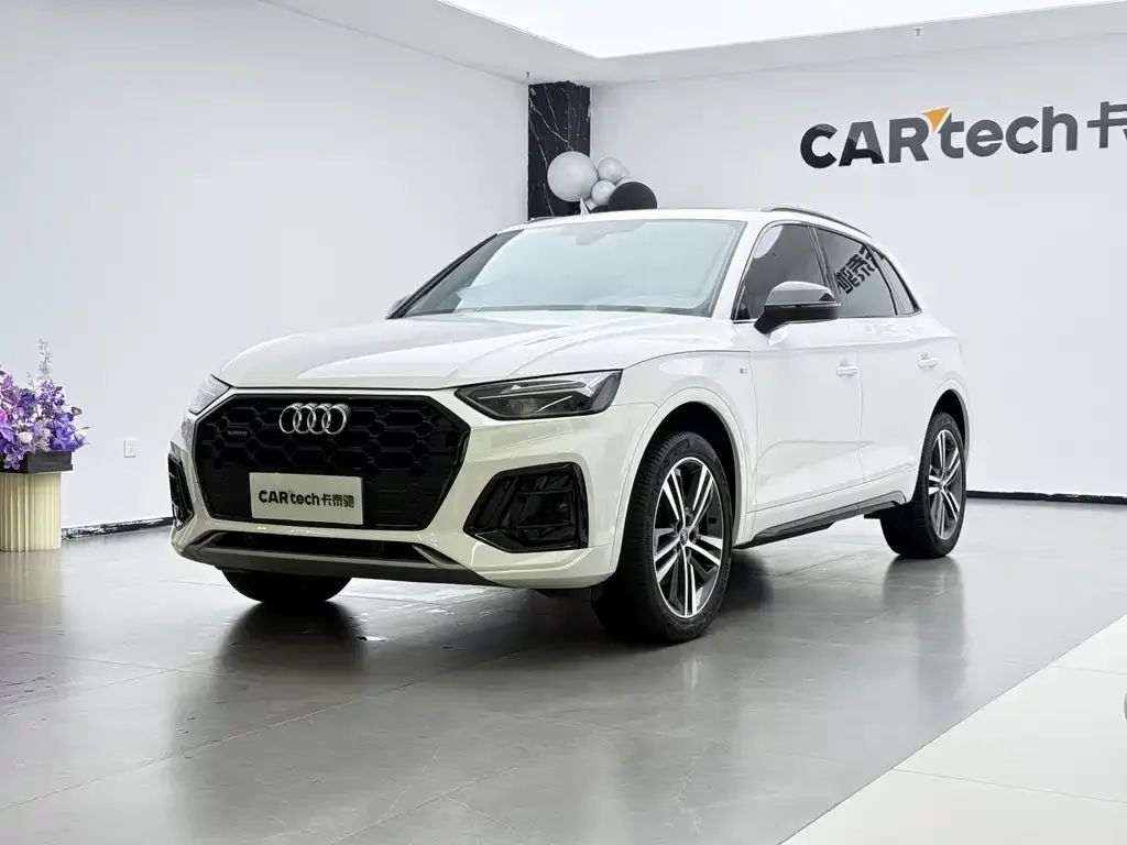 Audi Q5L — фото 1