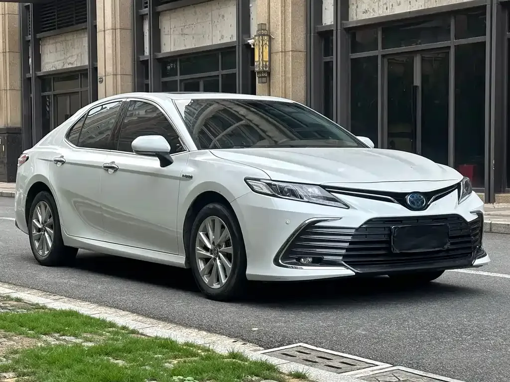 Toyota Camry — фото 2