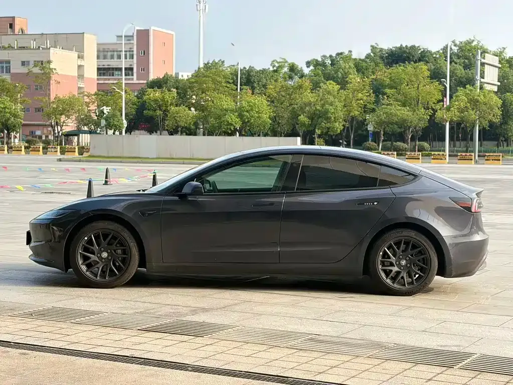 Tesla Model 3 — фото 10