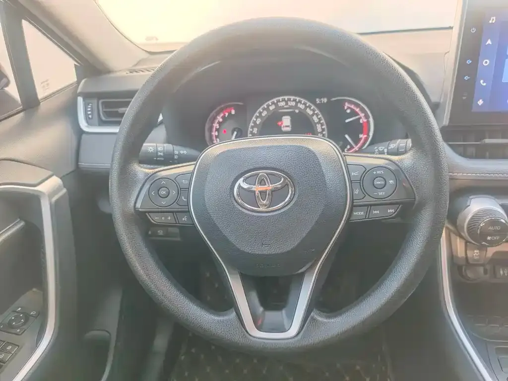 Toyota RAV4 — фото 10