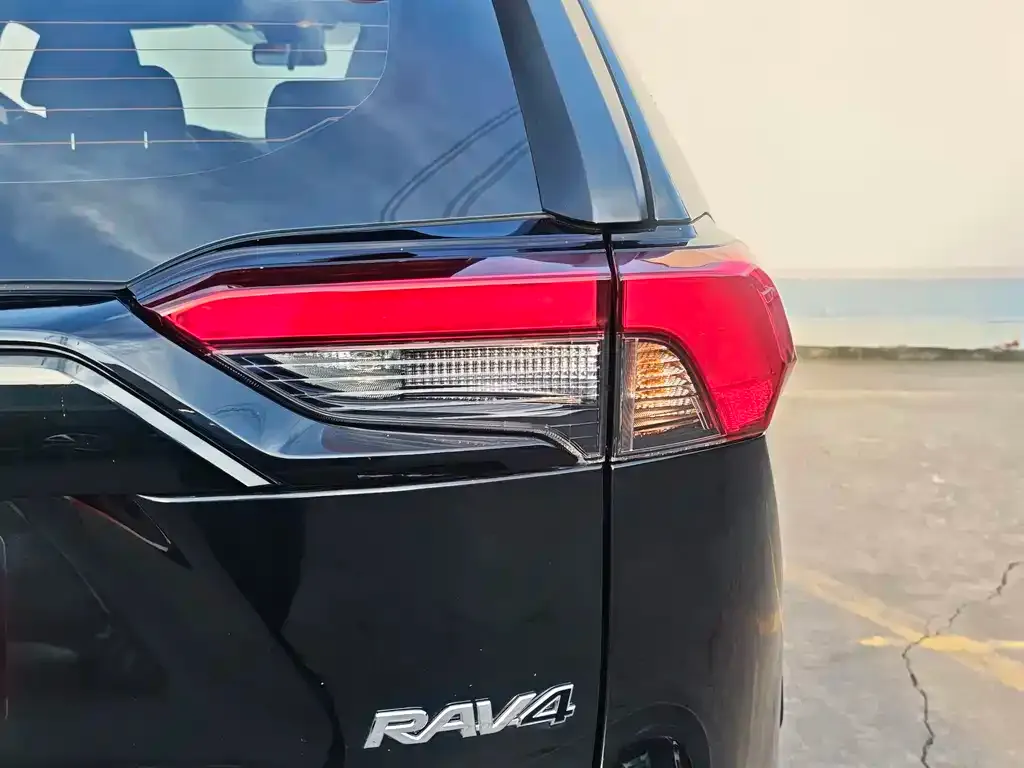 Toyota RAV4 — фото 2