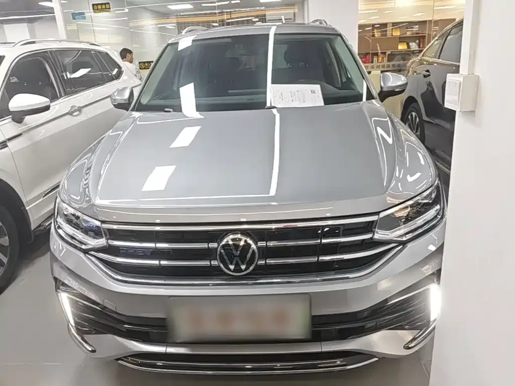 Volkswagen Tiguan L PHEV — фото 1