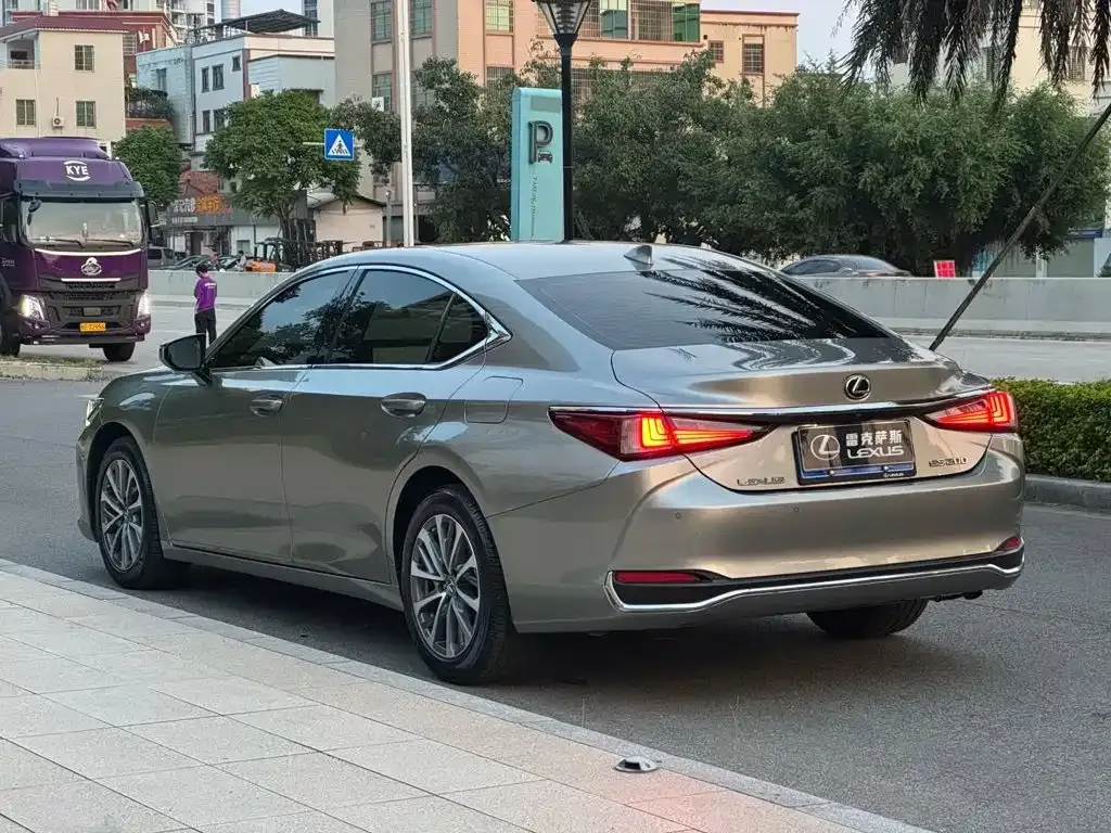 Lexus ES — фото 5