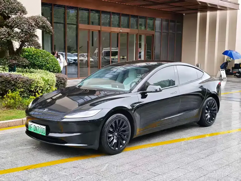 Tesla Model 3 — фото 1