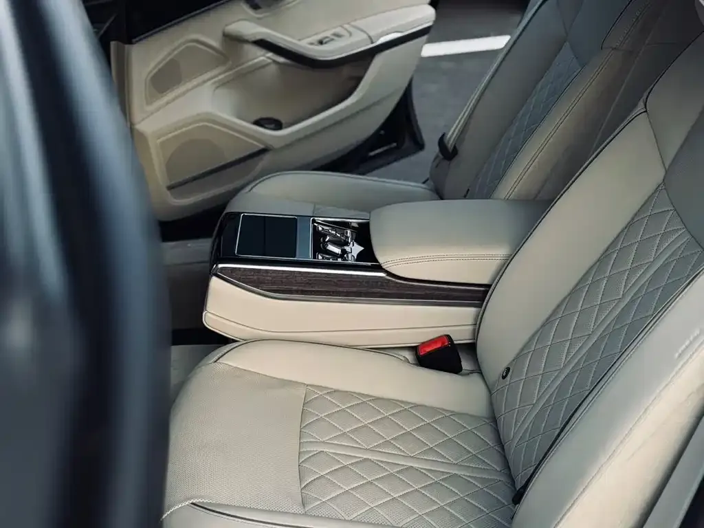 Audi A8 — фото 7