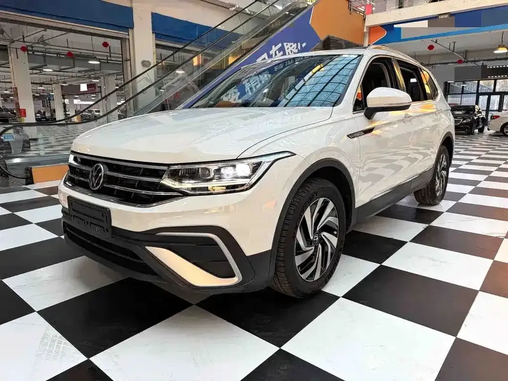 Volkswagen Tiguan L — фото 1