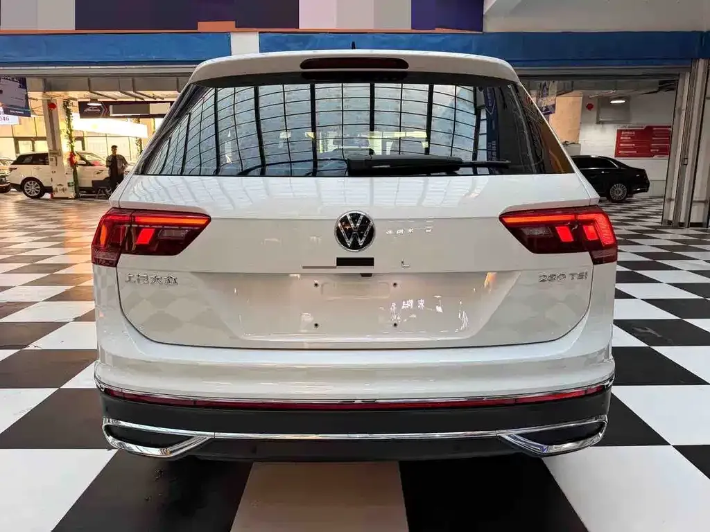 Volkswagen Tiguan L — фото 2