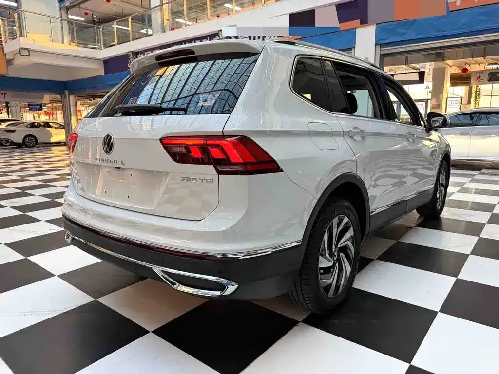 Volkswagen Tiguan L — фото 9
